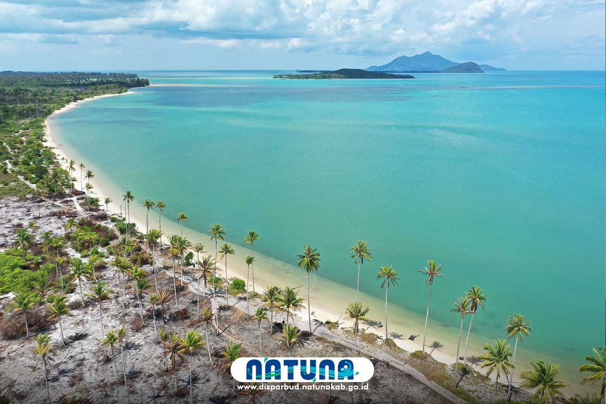 Pantai Pasir Panjang di Natuna.