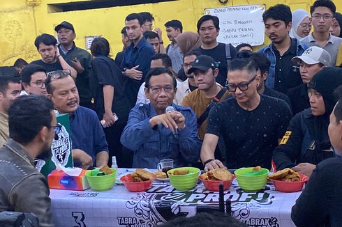 Mahfud MD Ingatkan Bahaya Judol dan Pinjol Saat Datangi Warung Kopi di Surabaya