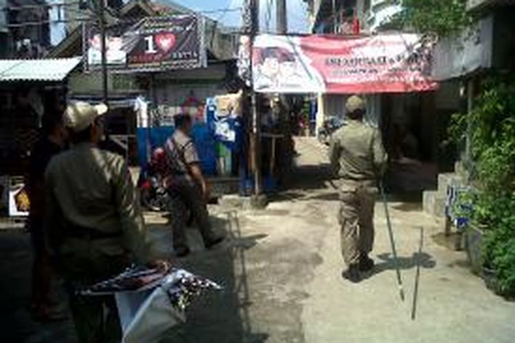Pembersihan atribut kampanye di Muara Bahari, Kelurahan Tanjung Priok, Jakarta Utara.