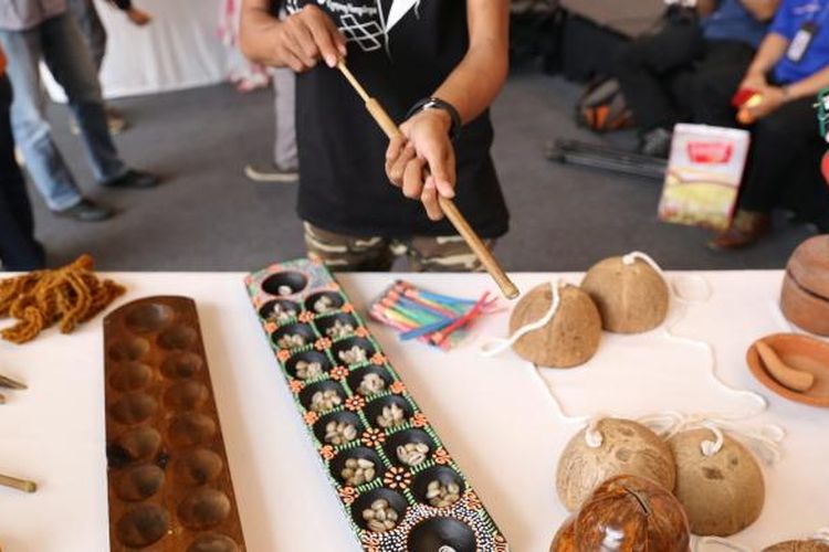 Sejumlah permainan anak-anak tradisional dipamerkan saat acara Festival Pekan Raya Indonesia (PRI) di Indonesia Convention Exhibition (ICE) BSD, Tangerang, Senin (24/10/2016). Festival pesta rakyat dengan mengusung 1000 band, kuliner, cerita rakyat legendaris dan pameran multi produk ini berlangsung hingga 2 November 2016.