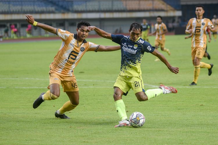 Frets Butuan pemain Persib Bandung (biru) akan melepaskan tendangan saat bertanding melawan FC Bekasi City, Sabtu (12/11/2022) dalam laga uji coba di Stadion Gelora Bandung Lautan Api (GBLA).