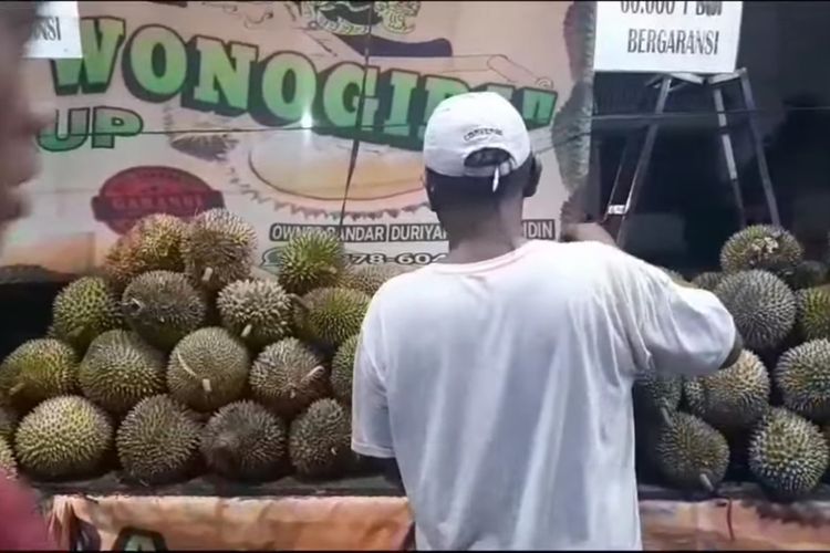 Pasar durian yang dibuka Yanto di Museum Perjuangan Mandala Bhakti Semarang, Jawa Tengah.