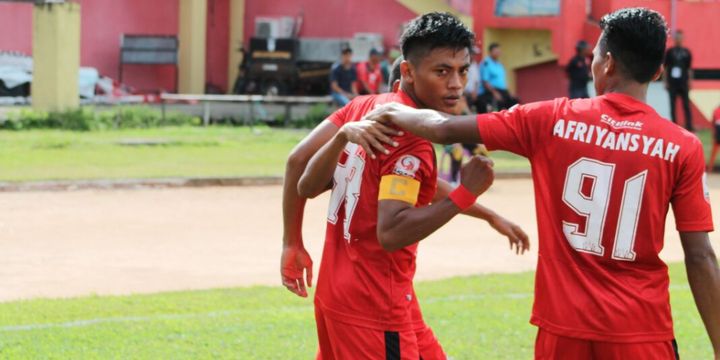 Pemain Semen Padang melakukan selebrasi usai cetak gol ke gawang PSPS