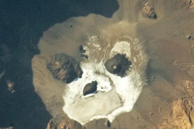 Foto astronot tahun 2023 menangkap penampakan tengkorak raksasa dari kaldera Trau au Natron di Massif Tibesti, Chad.