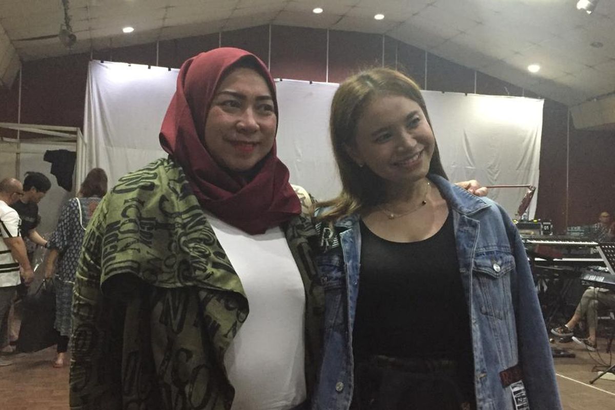 Penyanyi Rossa bersama Melly Goeslaw di kawasan Fatmawati, Jakarta Selatan, Rabu (2/10/2019).