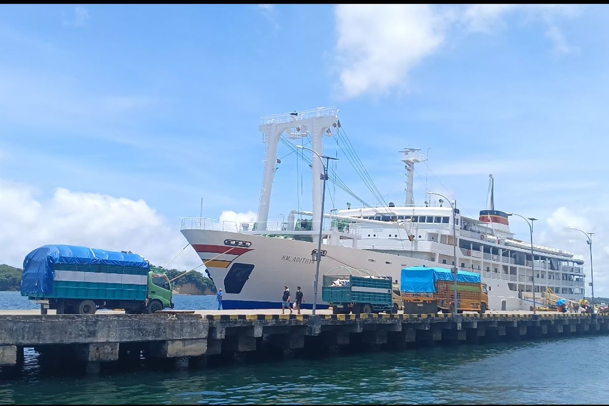 Jelang Ramadhan Pelabuhan Parepare Mulai Diserbu Penumpang *** Local Caption *** Jelang Ramadhan Pelabuhan Parepare Mulai Diserbu Penumpang