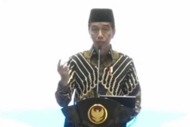 Presiden Joko Widodo saat memberikan sambutan pada Rakernas Himpunan Mahasiswa Islam (HMI) dan Korps HMI Wati (Kohati) di Kalimantan Barat, pada Jumat (24/11/2023).