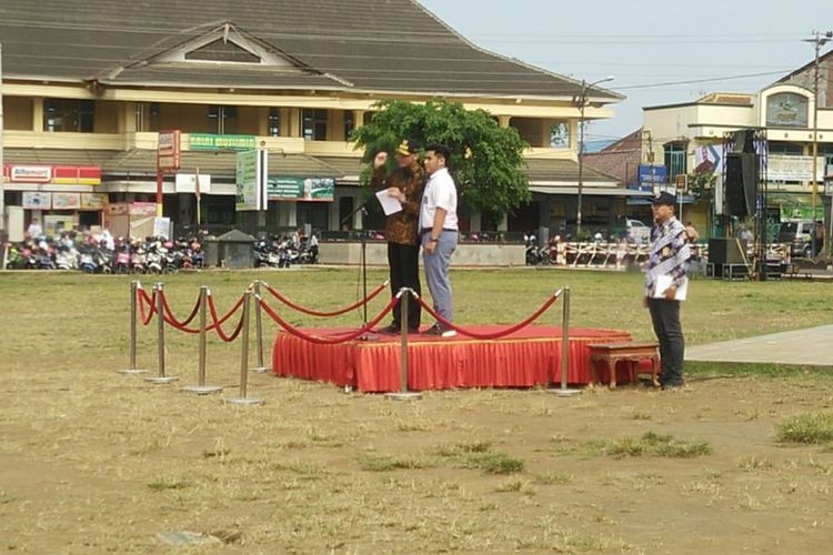 Hafiz, pajar dari SMA Al Irsyad Al Islamiyyah diminta maju untuk menjawab pertanyaan dari Gubernur Jateng Ganjar Pranowo saat Apel Kebangsaan Pelajar se-Kabupaten Banyumas di Alun-alun Purwokerto, Jateng, Jumat (18/10/2019).