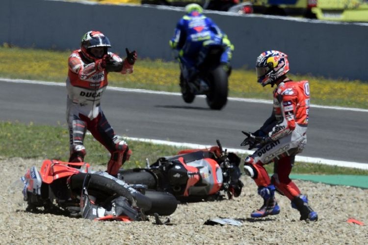 Andrea Dovizioso dan Jorge Lorenzo tampak saling berdiskusi seusai terlibat kecelakaan dalam GP Spanyol di Sirkuit Jerez, 6 Mei 2018.