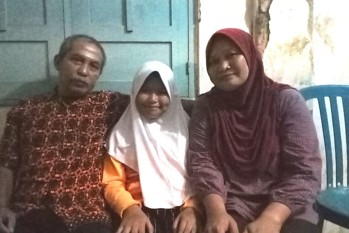 Anak dengan lupus, Ramneya Eowyn Karelina, 12, (tengah) berfoto bersaman kedua orang tuanya, Parwono, 55, (kiri) dan Erlina Hermawati, 43, di rumahnya di Colomadu, Karanganyar, Jateng, Jumat (28/2/2020)