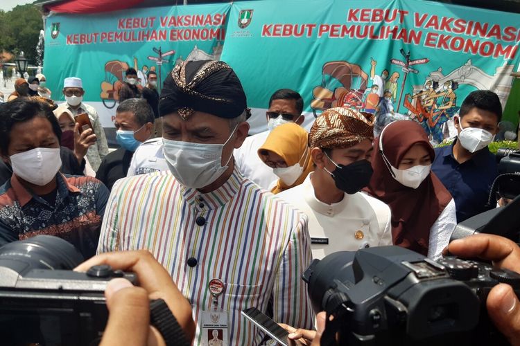 Gubernur Jateng Ganjar Pranowo dan Wali Kota Solo Gibran Rakabuming Raka meninjau vaksinasi pedagang di Pasar Klewer Solo, Jawa Tengah, Kamis (4/3/2021).