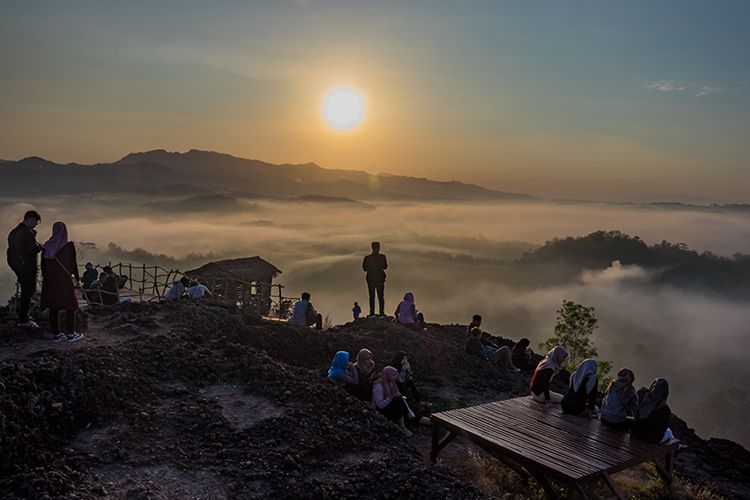 Para penikmat sunrise di Gunung Ireng.