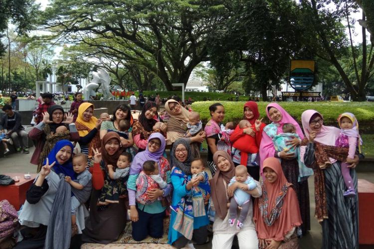 Komunitas Babywearers Bandung membudayakan kembali kain jarik sebagai gendongan bayi