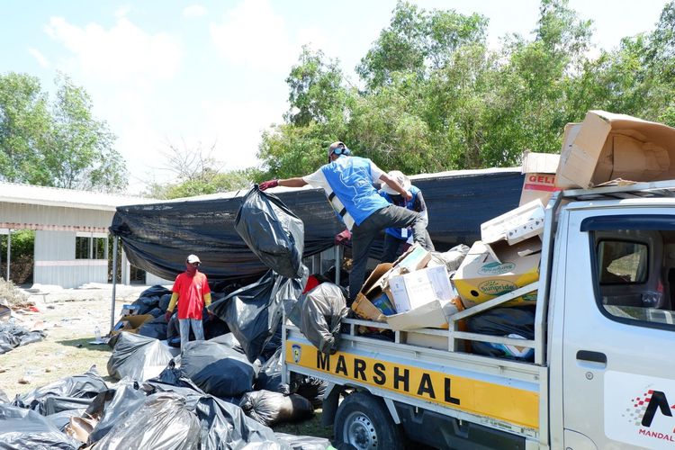 Pengumpulan sampah usai perhelatan MotoGP Mandalika 2024