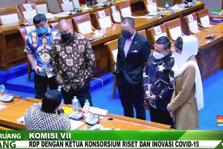 Tangkapan layar saat eks Menteri Kesehatan Terawan Agus Putranto menunjukkan bagaimana cara membuat Vaksin Nusantara kepada anggota Komisi VII DPR, Rabu (16/6/2021).