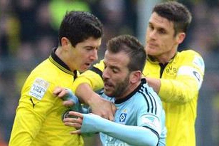 Gelandang serang Hamburg SV dari Belanda, Rafael van der Vaart (tengah), beradu mulut dengan striker Borussia Dortmund dari Polandia, Robert Lewandowski (kiri), dan gelandang Dortmund dari Jerman, Sebastian Kehl, berusaha menengahi dalam laga Bundesliga di Stadion Signal Iduna Park, Dortmund, Sabtu (9/2/2013). Hamburg akhirnya menang 4-1. 