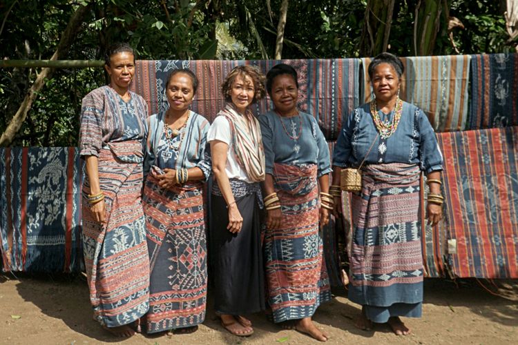 Tasya Widya Krisnadi bersama para penenun dalam Program pendampingan dari Pendopo kepada penenun tradisional di Sikka, NTT