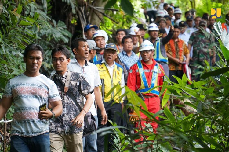 Menteri Pekerjaan Umum dan Perumahan Rakyat (PUPR) Basuki Hadimuljono meninjau mata air Aerujang, Kota Bitung, Minggu (1/3/2020).