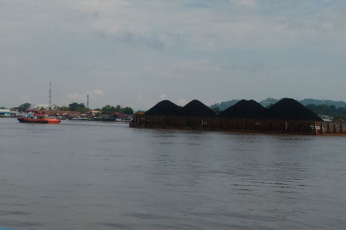Tongkang penarik batu bara di Sungai Mahakam, Samarinda, Kalimantan Timur, Senin (30/7/2018)