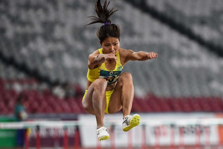 Atlet lompat jauh putri Vietnam, Bui Thu Thi Thao bertanding saat final Asian Games 2018 di Stadion Gelora Bung Karno Jakarta, Senin (27/8/2018). Bui Thu Thi Thao berhasil meraih medali emas.