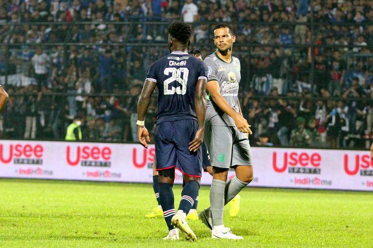 Pemain Persebaya Surabaya Leo Lelis dijaga ketat pemain Arema FC saat pertandingan pekan ke-11 Liga 1 2022-2023 yang berakhir dengan skor 2-3 di Stadion Kanjuruhan Kepanjen, Kabupaten Malang, Sabtu (1/10/2022) malam.