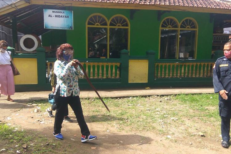 Dibantu tongkat, Susi Pudjiastuti berjalan kaki menuju TPS 02, Desa Pananjung, Kecamatan/Kabupaten Pangandaran, untuk menyalurkan hak pilihnya, Rabu (09/12/2020).