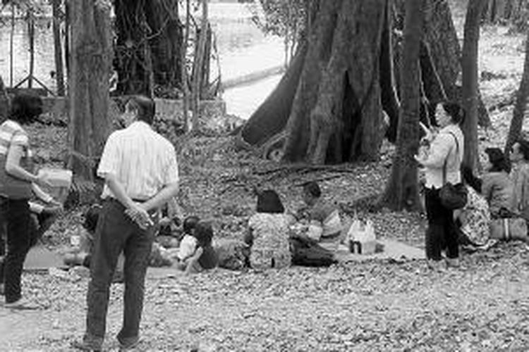 Sumber air disertai kolam renang Camplong berada 48 kilometer sebelah timur Kota Kupang, Nusa Tenggara Timur, Minggu (14/9/2014). Obyek wisata bernaungkan rimbunan berbagai jenis pohon endemik yang terjaga itu selalu menjadi pilihan warga Kota Kupang dan sekitarnya untuk menghalau rasa gerah serta berekreasi bersama keluarga atau kerabat dekat.