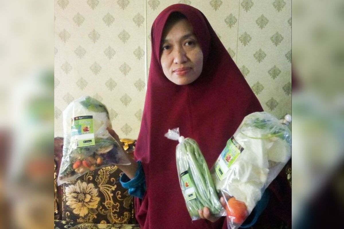 Umi Kalsum merupakan penjual sayuran dan lauk segar di Kota Bandar Lampung. Ia menjadi salah satu pelaku usaha mikro yang berhasil mengubah pemasarannya menjadi digital. 