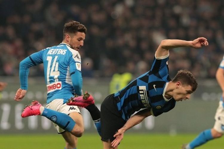 Gelandang Inter Milan, Nicolo Barella berduel dengan penyerang Napoli, Dries Mertens, pada laga leg pertama semifinal Coppa Italia yang digelar di Stadion Giuseppe Meazza, Kamis (13/2/2020).