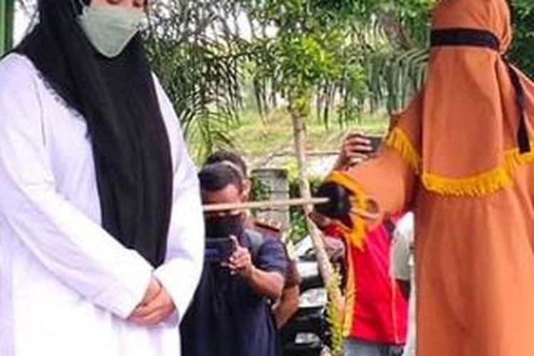 Seorang mantan pejabat di lingkungan Pemerintah Kabupaten (Pemkab) Aceh Timur dihukum cambuk pada Kamis (13/1/2021) karena melanggar syariat Islam qanun tentang hukum jinayah.