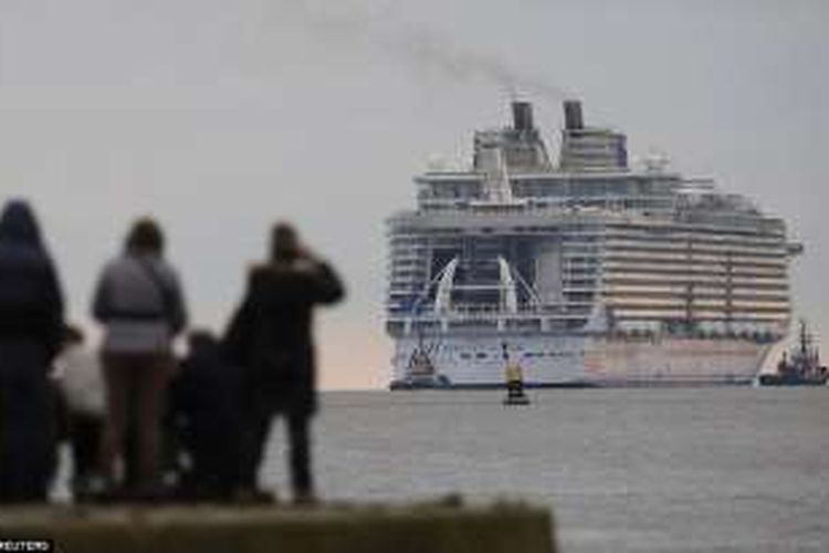 Sejumlah turis menyaksikan kapal pesiar terbesar di dunia Harmony of the Seas meninggalkan pelabuhan Saint-Nazaire, Perancis.