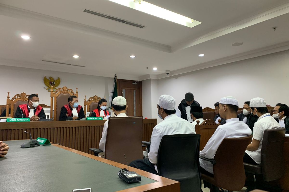 Pengadilan Negeri Jakarta Pusat menggelar sidang putusan sela terhadap enam terdakwa dalam kasus pengeroyokan pegiat media sosial Ade Armando di Pengadilan Negeri Jakarta Pusat, Rabu (13/7/2022).