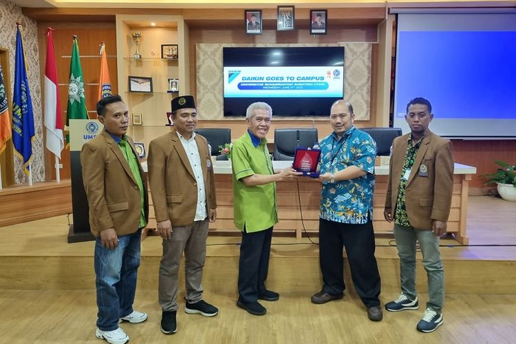 Kepala Cabang Daikin Medan Charly Widjaja (kedua dari kanan) memberikan plakat kepada Wakil Rektor I UMSU Prof Dr Muhammad Arifin, SH, MHum (ketiga dari kiri). 