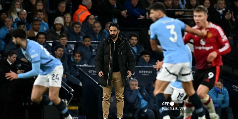 Pelatih Manchester United Ruben Amorim terlihat selama pertandingan sepak bola Liga Inggris antara Man City vs Man United di Stadion Etihad di Manchester, Inggris barat laut, pada tanggal Minggu 15 Desember 2024.