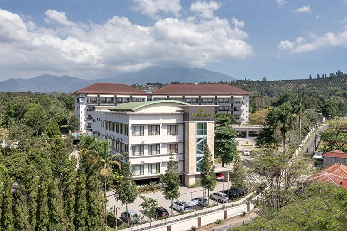 The Green Peak, ARTOTEL Curated Hotel & Convention berada di kawasan Puncak yang asri dengan udara sejuk serta dikelilingi sawah, perkebunan teh, dan pegunungan. 