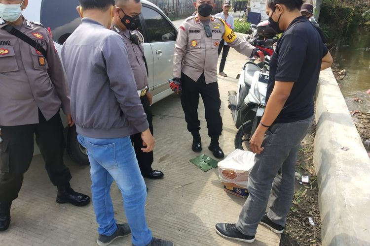 Sesosok jasad janin ditemukan di pinggir Kali Baru, di dekat jembatan Hek, Kelurahan Bojong Pondok Terong, Kecamatan Cipayung, Kota Depok, Selasa (28/12/2021). 