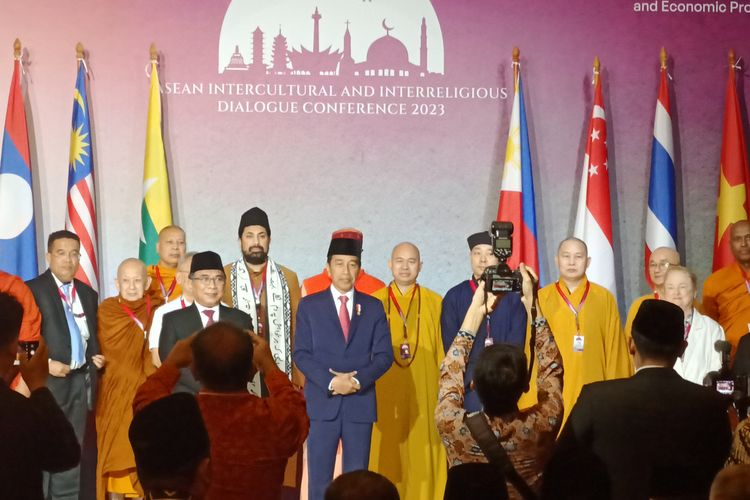 Presiden Joko Widodo berfoto bersama para delegasi negara Asean dalam acara Intercultural and Interreligious Dialogue Conference (IIDC) di Ritz-Carlton Mega Kuningan Jakarta, Senin (7/8/2023).