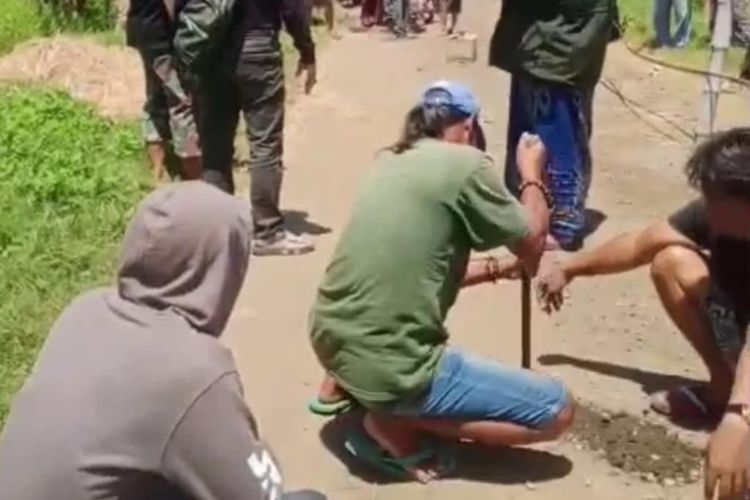 Aksi warga yang menutup jalan akses masuk PT HCML Desa Semare, Kecamatan Kraton, Kabupaten Pasuruan, Jawa Timur, Sabtu (12/04/2025).