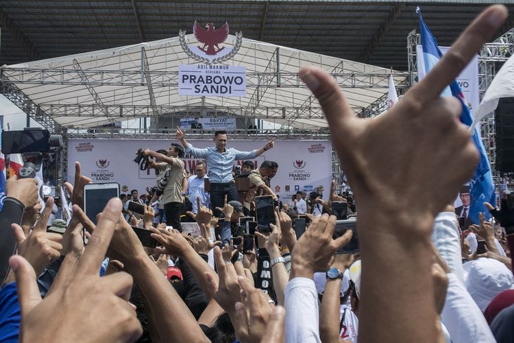 Komandan Komando Satuan Tugas Bersama Partai Demokrat Agus Harimurti Yudhoyono (tengah)  pada acara Rapat Akbar Prabowo-Sandi di Stadion Sidolig, Bandung, Jawa Barat, Kamis (28/3/2019). Kegiatan tersebut sebagai bentuk penguatan, kampanye, dan sosialisasi dalam penguatan suara Pasangan nomor Urut 02 serta Partai koalisi  pengusung dalam memenangkan pemilu 2019 di Jawa Barat khususnya Kota Bandung. ANTARA FOTO/Novrian Arbi/hp.