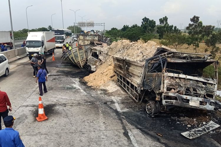 Evakuasi dua bangkai truk kecelakaan di Tol Pemalang-Batang