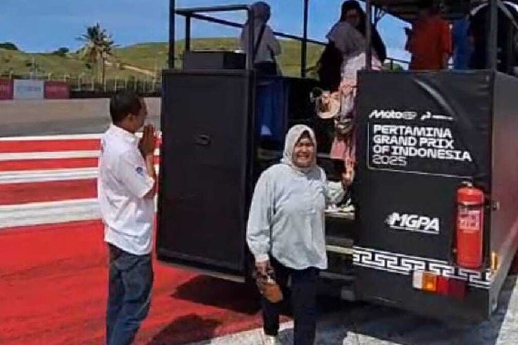 Libur Lebaran di Sirkuit Mandalika, warga diajak keliling Sirkuit naik trailer.