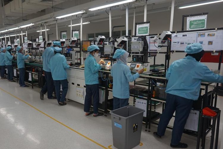 Jalur produksi Oppo Find N2 Flip di pabrik Oppo di Tangerang.