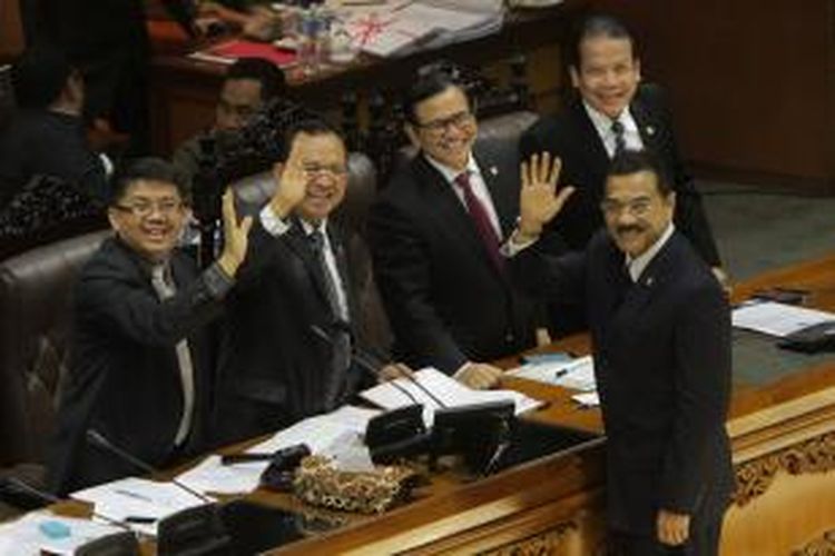 Pimpinan DPR, Sohibul Iman (kiri), Priyo Budi Santoso (dua kiri), Taufik Kurniawan (kanan), dan Pramono Anung (tiga kanan) melambaikan tangan bersama Menteri Dalam Negeri Gamawan Fauzi saat sidang pengesahan RUU Pilkada di Kompleks Parlemen Senayan, Jakarta Pusat, Jumat (26/9/2014). Mekanisme voting menghasilkan pilkada dikembalikan lewat DPRD. Hasil menunjukkan sebanyak 226 anggota dewan memilih pilkada lewat pilihan DPRD, dan 135 orang memilih pilkada langsung, dari total yang mengikuti voting sebanyak 361 orang. TRIBUNNEWS/HERUDIN