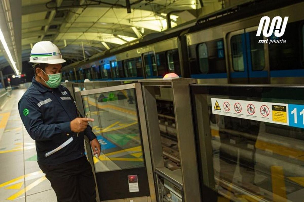 Pintu tepi peron MRT Jakarta