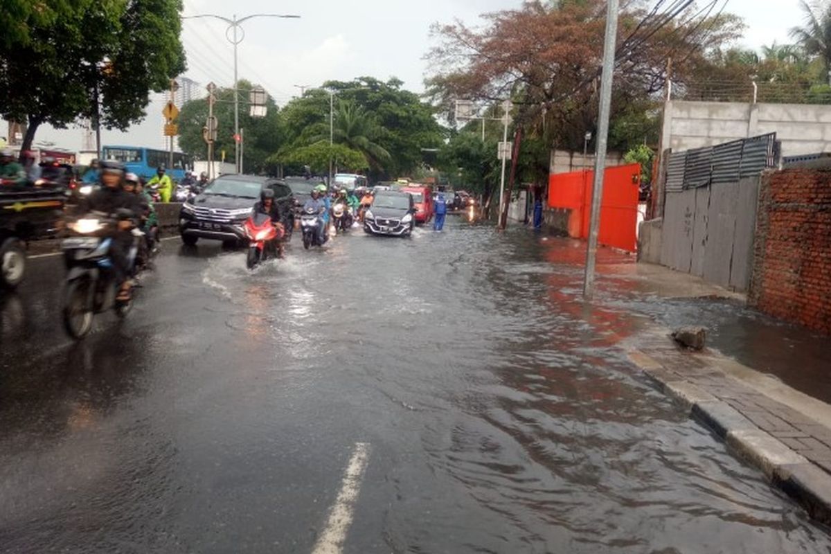 Jalan Daan Mogot Jakarta Barat dari arah menuju Grogol tergenang akibat saluran air yang tak kuat menampung air akibat hujan pada Rabu (12/12/2018).