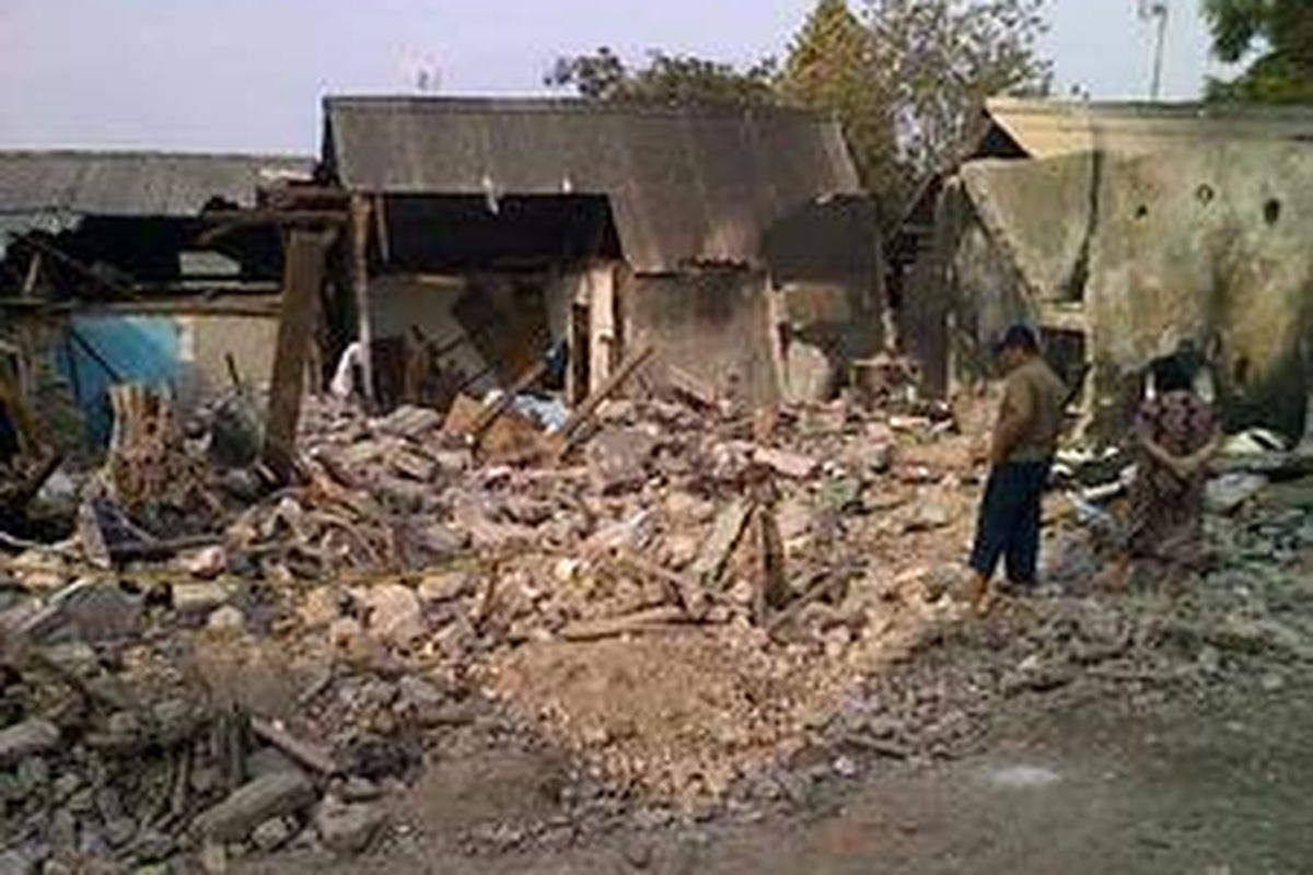 Sabtu (14/11) sore, puing-puing reruntuhan di tempat ledakan gas elpiji di Jalan 26 Swadaya, Durensawit, Jakarta Timur sudah dibersihkan. Di tempat ini, Jumat kemarin terjadi ledakan gas elpiji, yang diduga akibat kegiatan penyuntikan. Dua orang tewas dalam musibah ini.