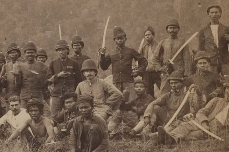 Letnan Satu T.J. Veltman bersama brigade Marechaussee dan porter mereka di Aceh Besar, 1898. Fotografer: C.B. Nieuwenhuis .