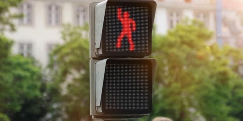 Selamat datang The Dancing Traffic Light! Beranjak dari pertanyaan untuk membuat keadaan kota menjadi lebih aman, SMART membuat sebuah karya perkotaan untuk kampanye mereka bertemakan membuat pejalan kaki betah menunggu lampu merah sebelum menyeberang jalan.
