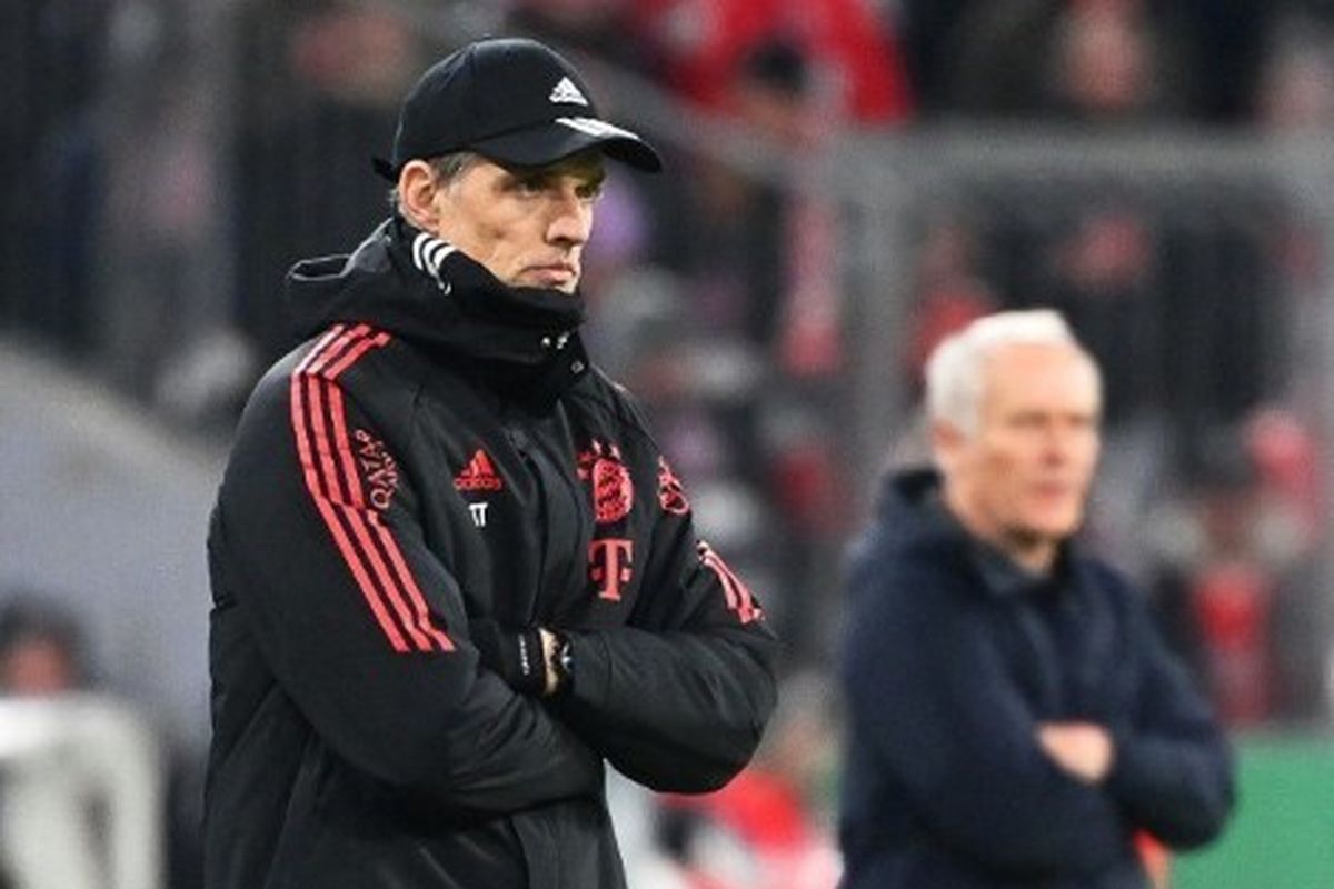 Pelatih Bayern Muenchen, Thomas Tuchel, berdiri di pinggir lapangan dalam laga perempat final DFB Pokal melawan SC Freiburg yang digelar di Stadion Allianz, Arena, pada Selasa (4/4/2023) malam waktu setempat. Bayern kalah 1-2 dari Freiburg dan tersingkir dari DFB Pokal 2022-2023. (Foto oleh SVEN HOPPE / DPA / dpa Picture-Alliance via AFP) 