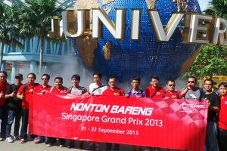 Pelanggan Telkomsel berkunjung ke Universial Studio sebelum menyaksikan langsung ajang F1 Singapura Grandprix 2013 di sirkuit Marina Bay, Singapura, pada 20-23 September. 